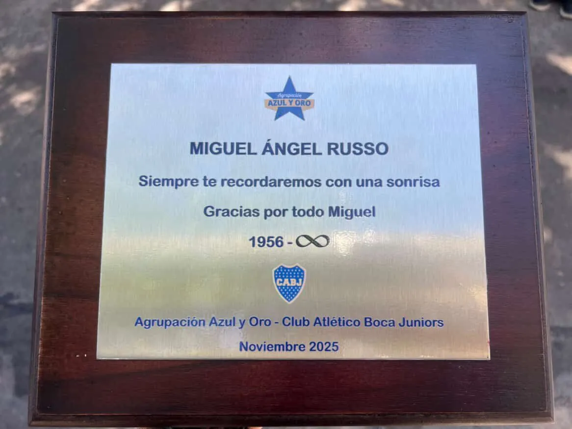 La placa que homenajea a Miguel Ángel Russo. (@stevespiegelman)