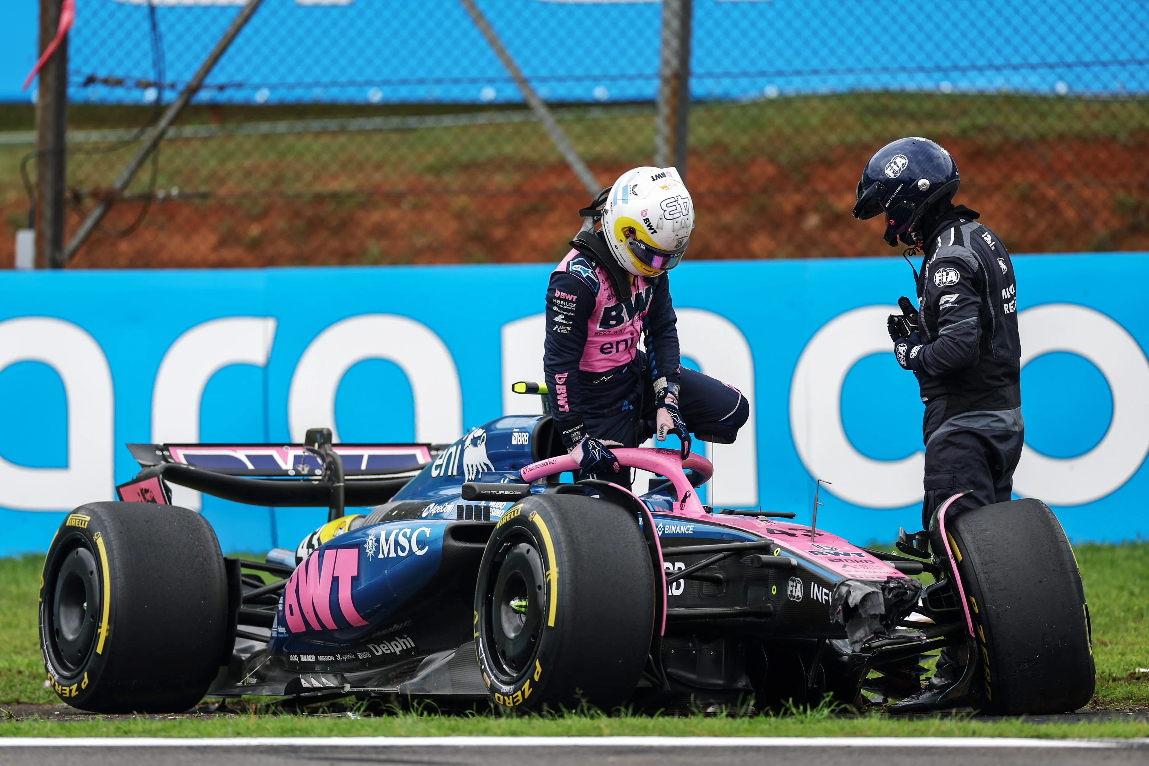 El momento en el que Colapinto abandona su monoplaza, destruido, tras chocar en la Sprint (Getty Images).