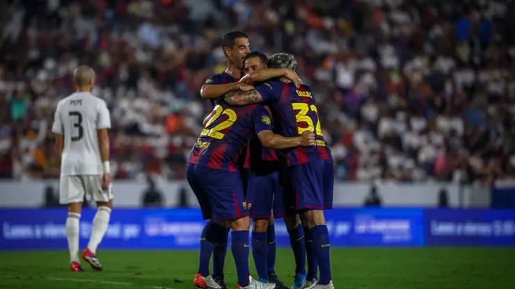 Javier Saviola anotó los dos goles de Barcelona frente al Real Madrid en el partido de leyendas que se jugó en El Salvador.