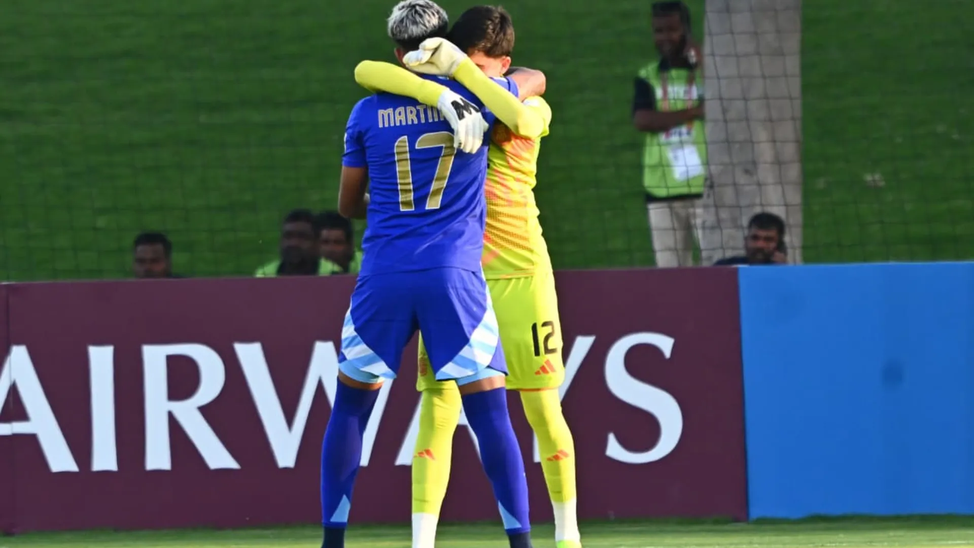 Martínez celebra su gol junto al arquero Centurión.