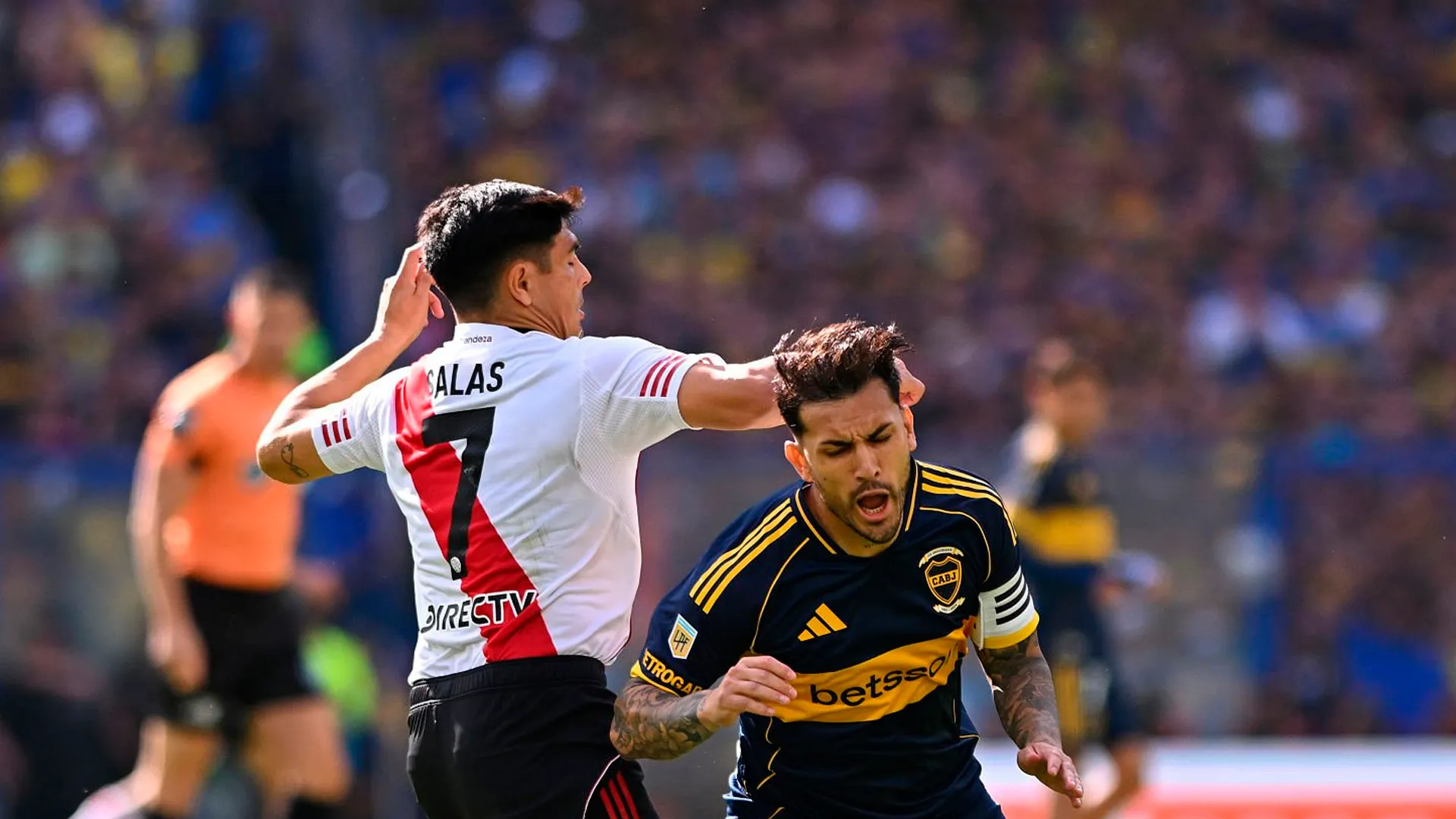 Leandro Paredes en medio del Superclásico. (Getty Images)
