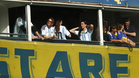 Dua Lipa disfruta de uno de los espectáculos deportivos más importantes del mundo en La Boca.