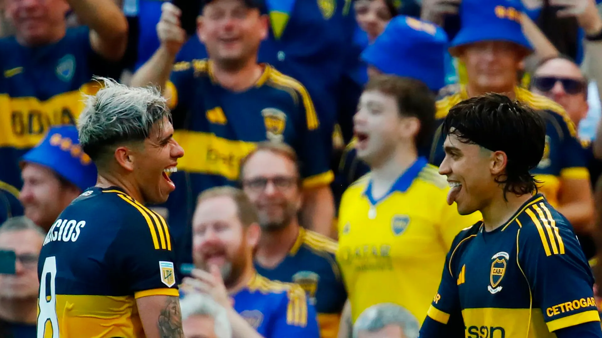 Carlos Palacios y el Changuito Zeballos celebran el gol de Boca.