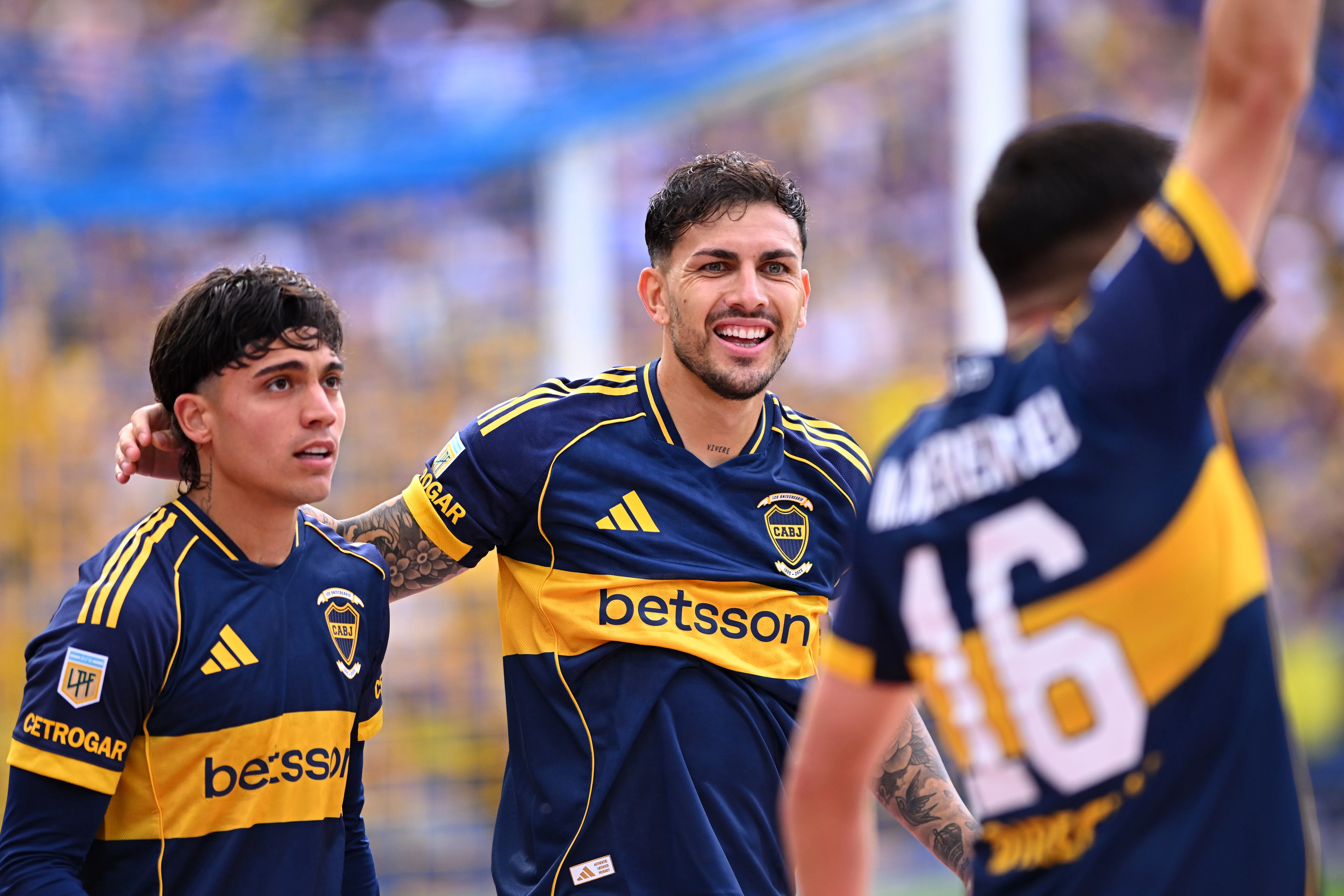 Exequiel Zeballos, Leandro Paredes y Miguel Merentiel en la victoria de Boca ante River. (Getty Images)