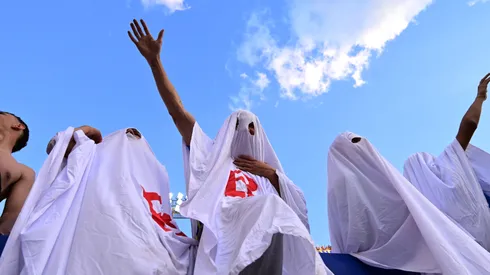 Los hinchas de Boca chicaneando a River en La Bombonera.