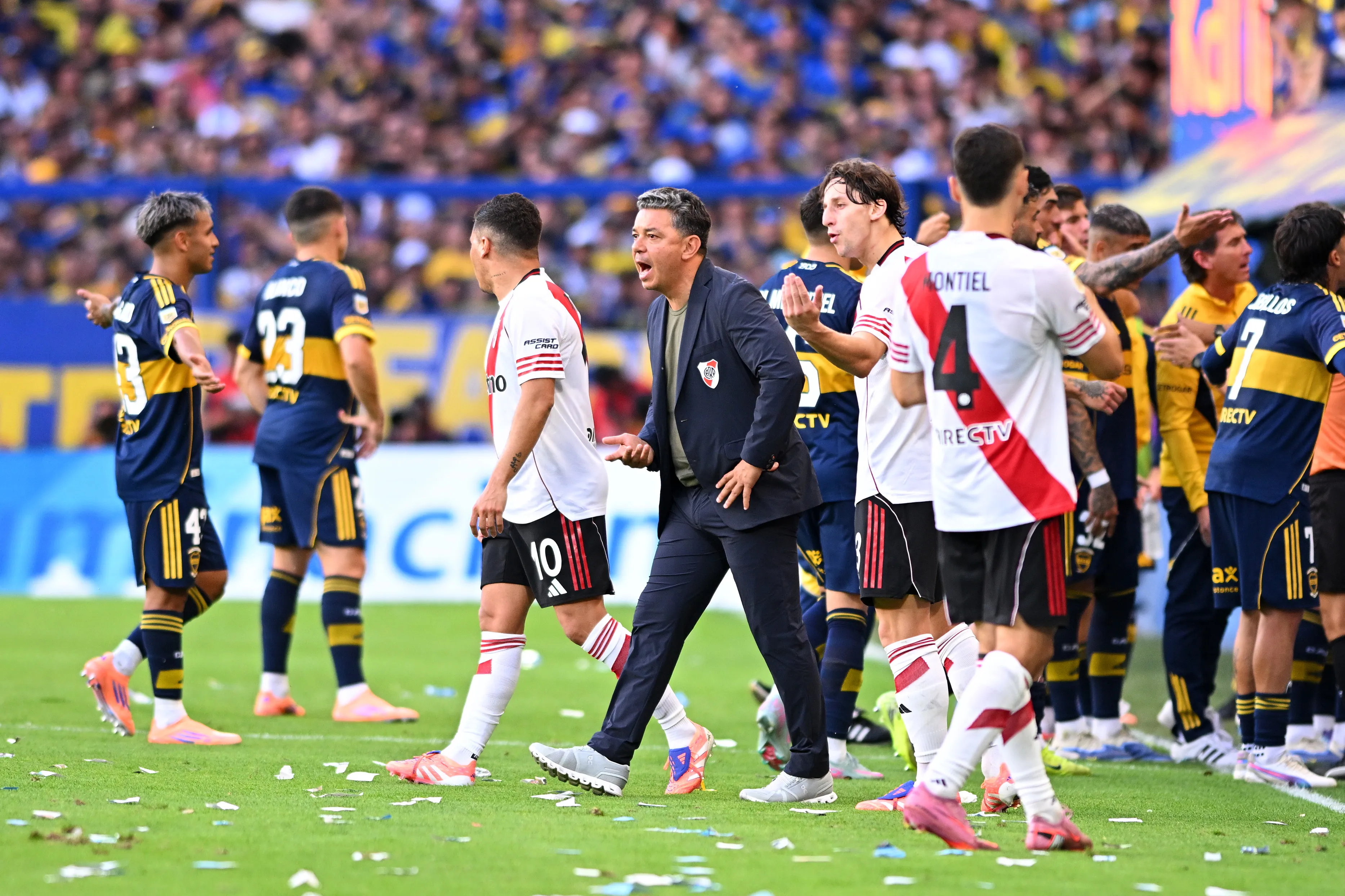 Marcelo Gallardo, caliente en La Bombonera con sus jugadores. (Foto: Getty).