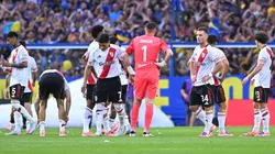 Los jugadores de River se lamentan la derrota ante Boca.