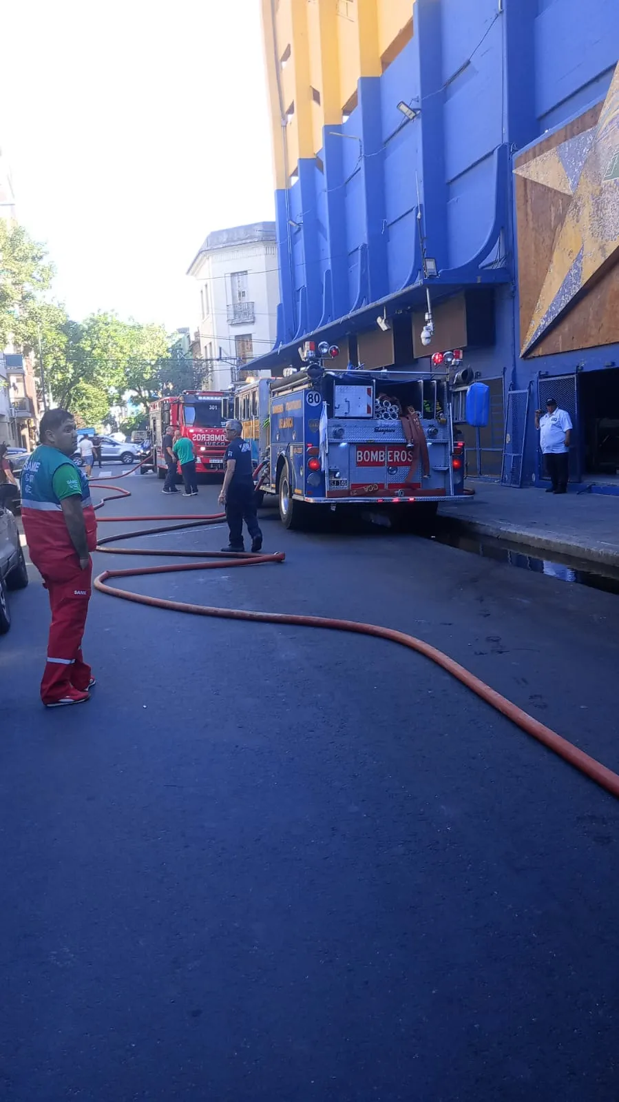 El operativo de seguridad montado en La Bombonera para apagar un incendio generado por papeles de los festejos del Superclásico.