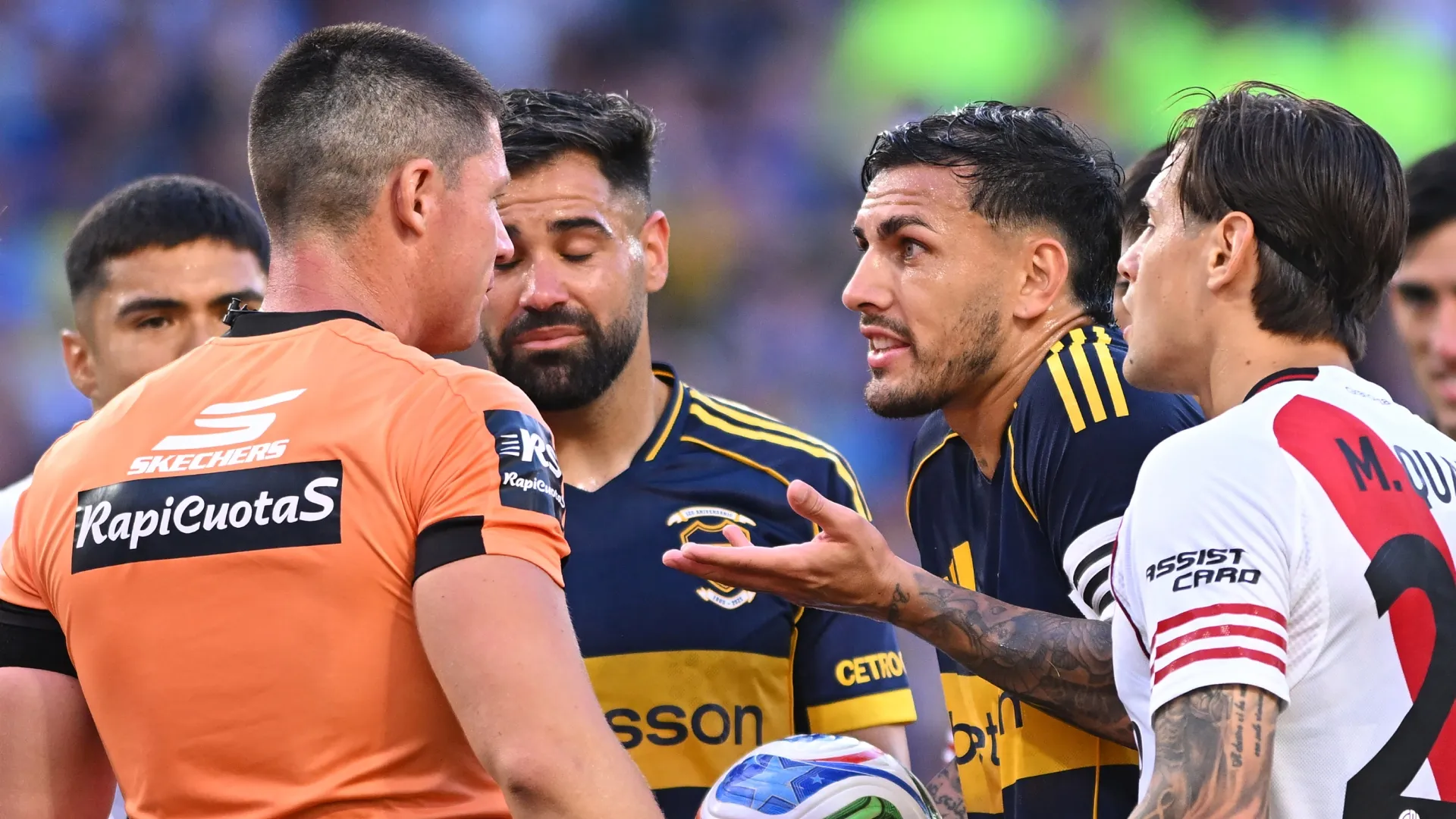 Leandro Paredes y Milton Giménez dialogan con Nicolás Ramírez en el Superclásico. (Getty Images)