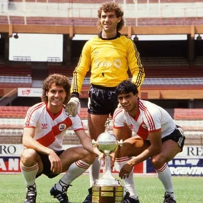 Ruggeri junto a Nery Pumpido y el Negro Enrique. (Foto: River Plate)