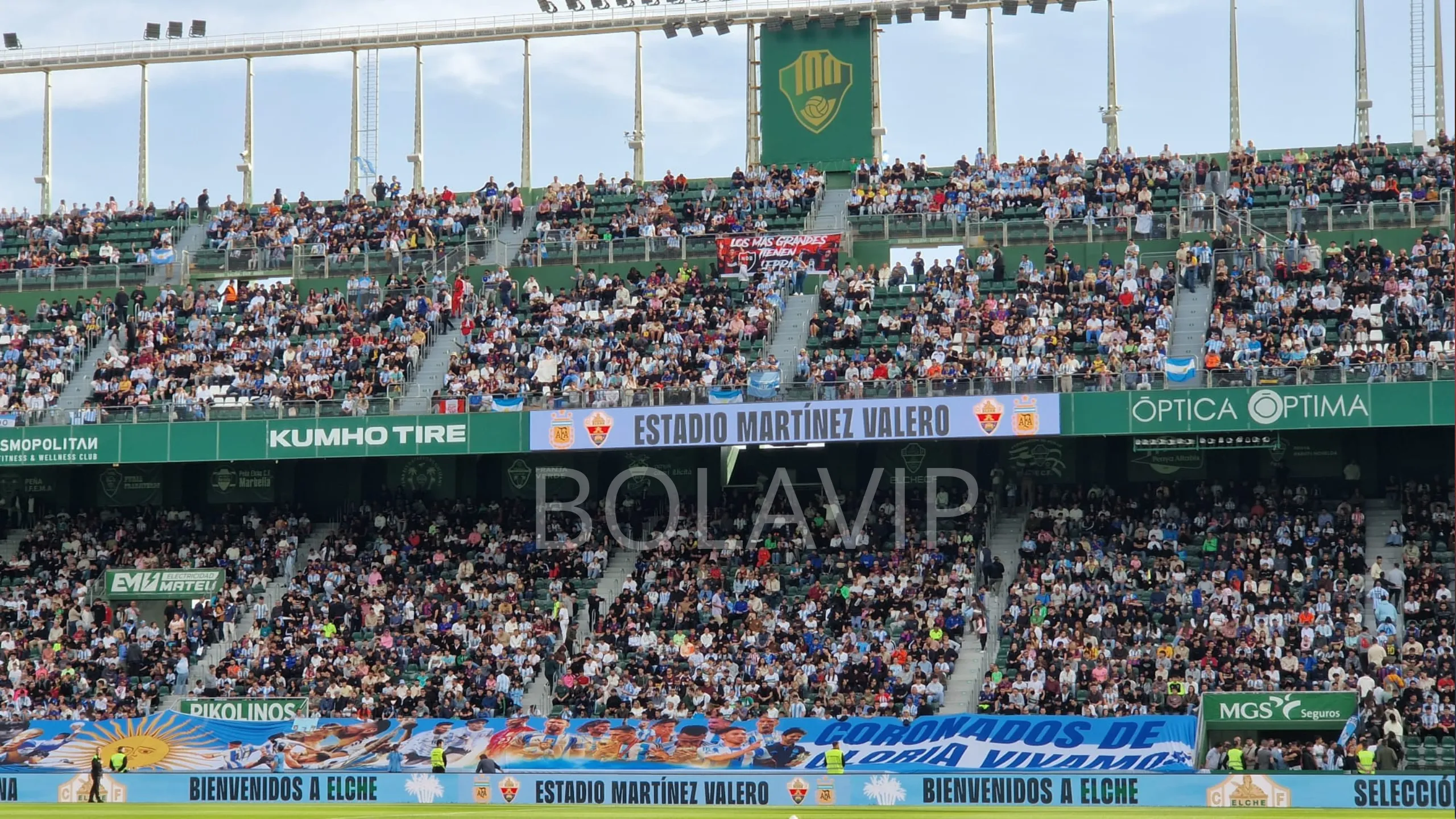 Foto: BOLAVIP. La locura de los hinchas argentinos en Elche.
