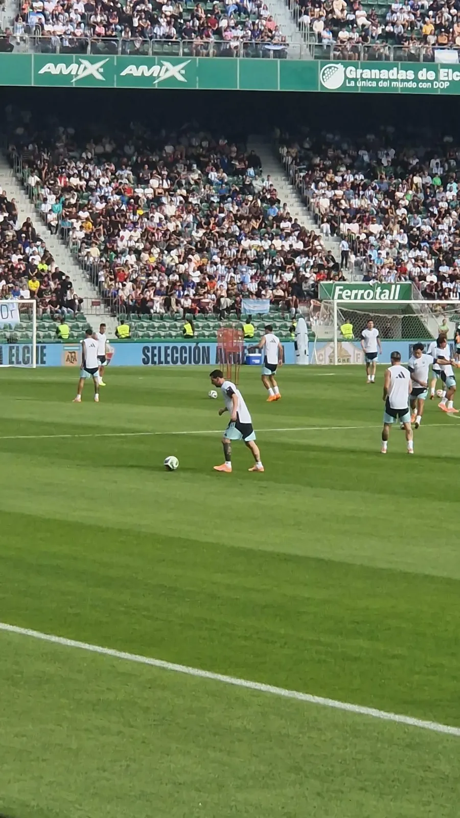 Lionel Messi en el entrenamiento de la Selección Argentina. (Bolavip).
