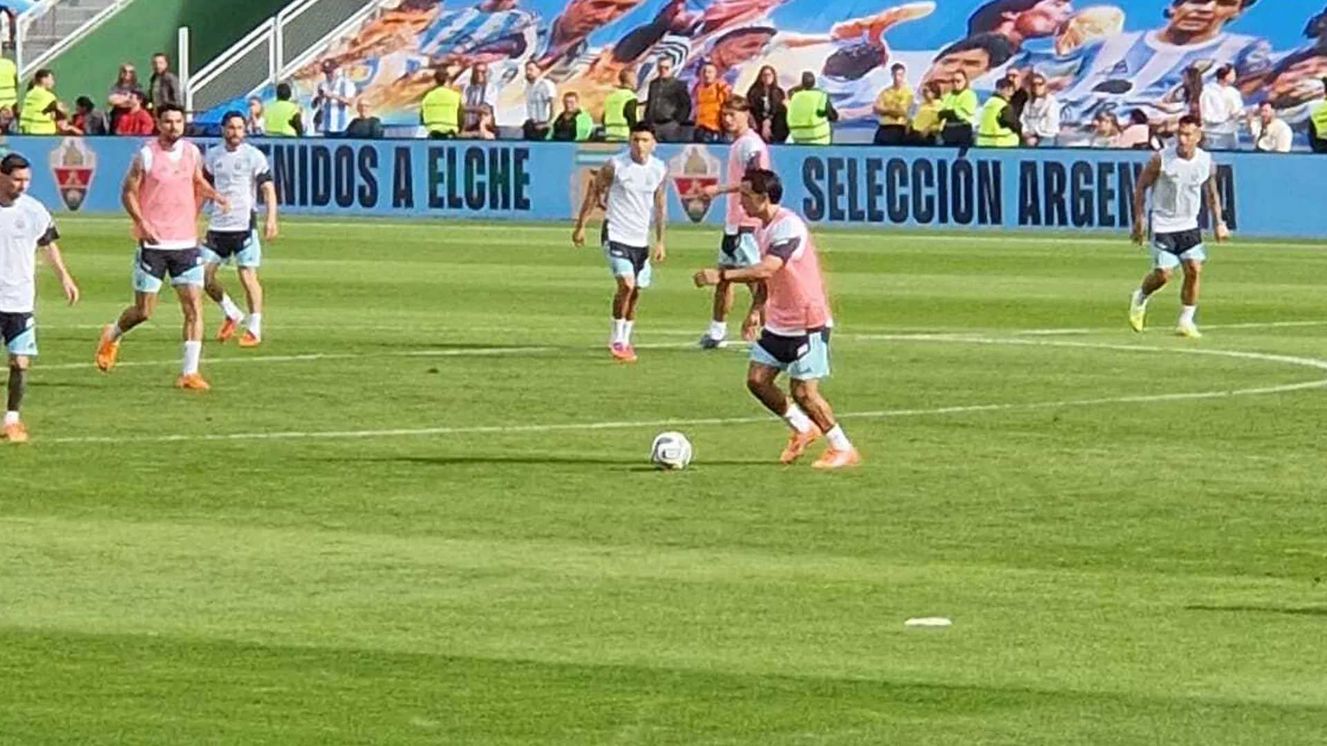 Lisandro Martínez en el entrenamiento de la Selección de este jueves en Elche. (Bolavip)