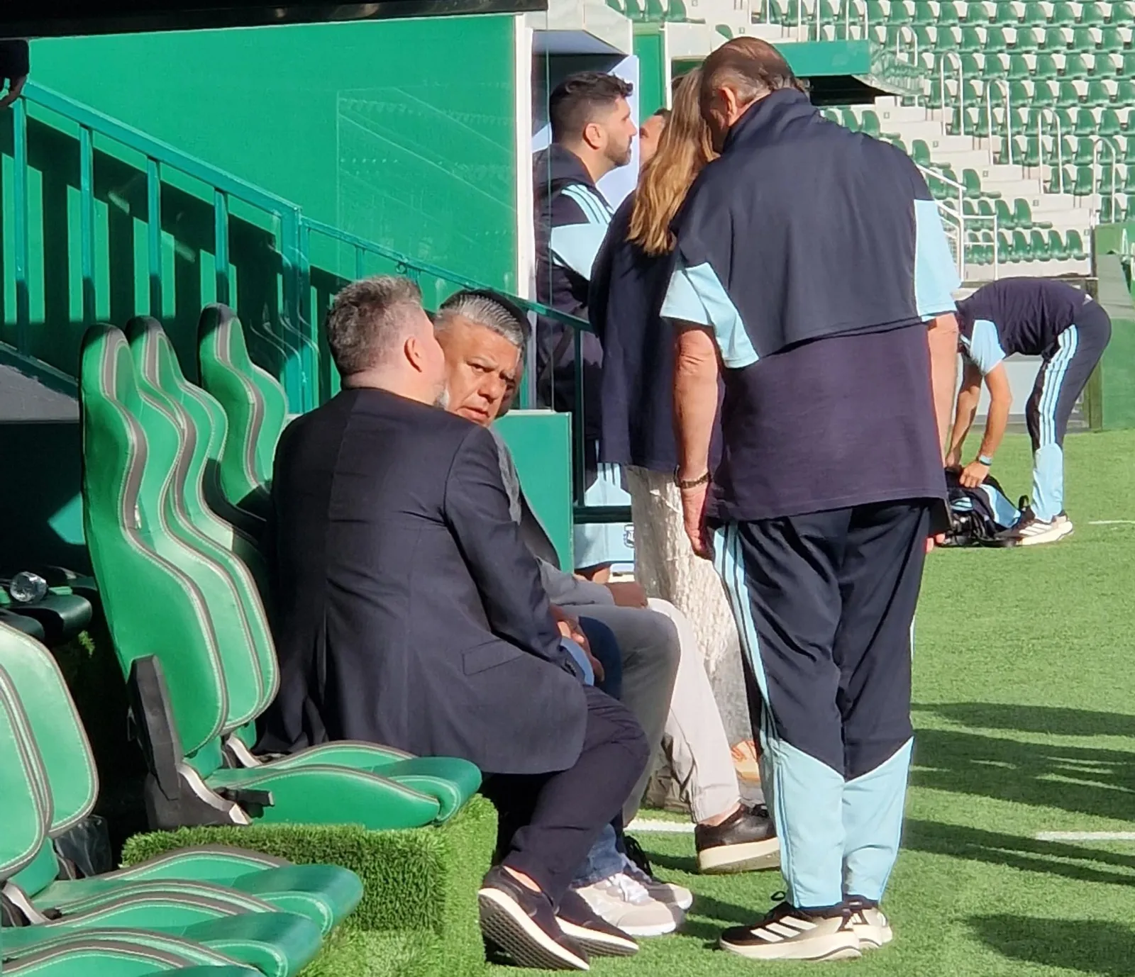 Chiqui Tapia en el entrenamiento de la Selección junto a Bragarnik. (Bolavip).
