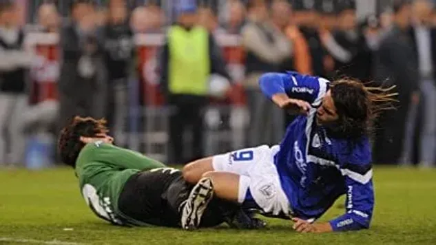 La barrida de Larrivey a Monzón que podría haber sido falta. Foto Archivo.