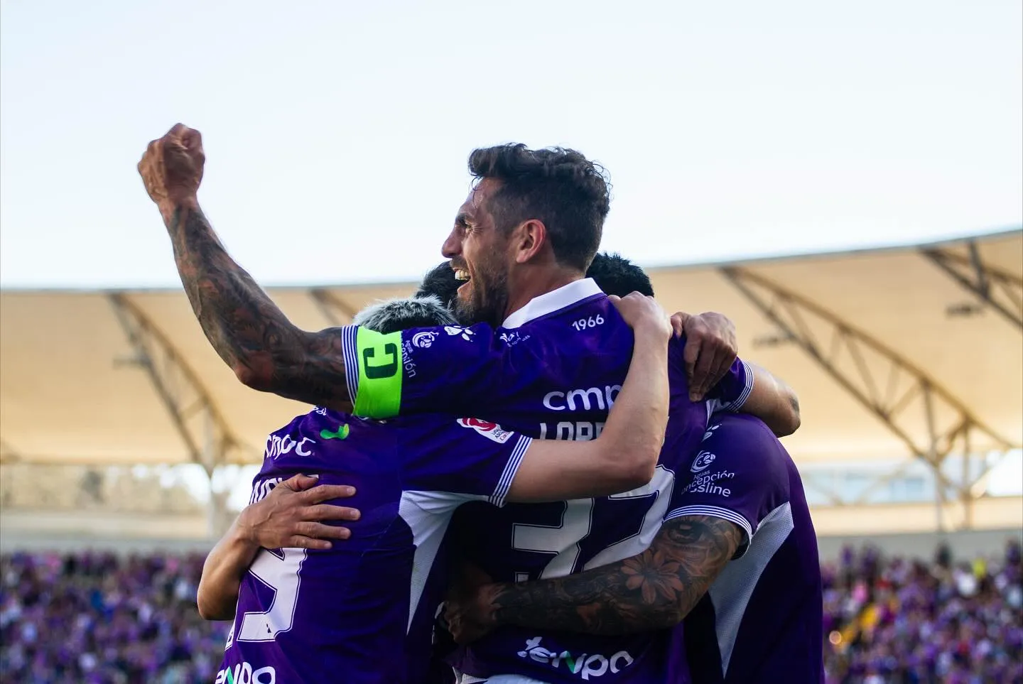 Larrivey en Concepción, con la cinta de capitán. Foto IG Larrivey.