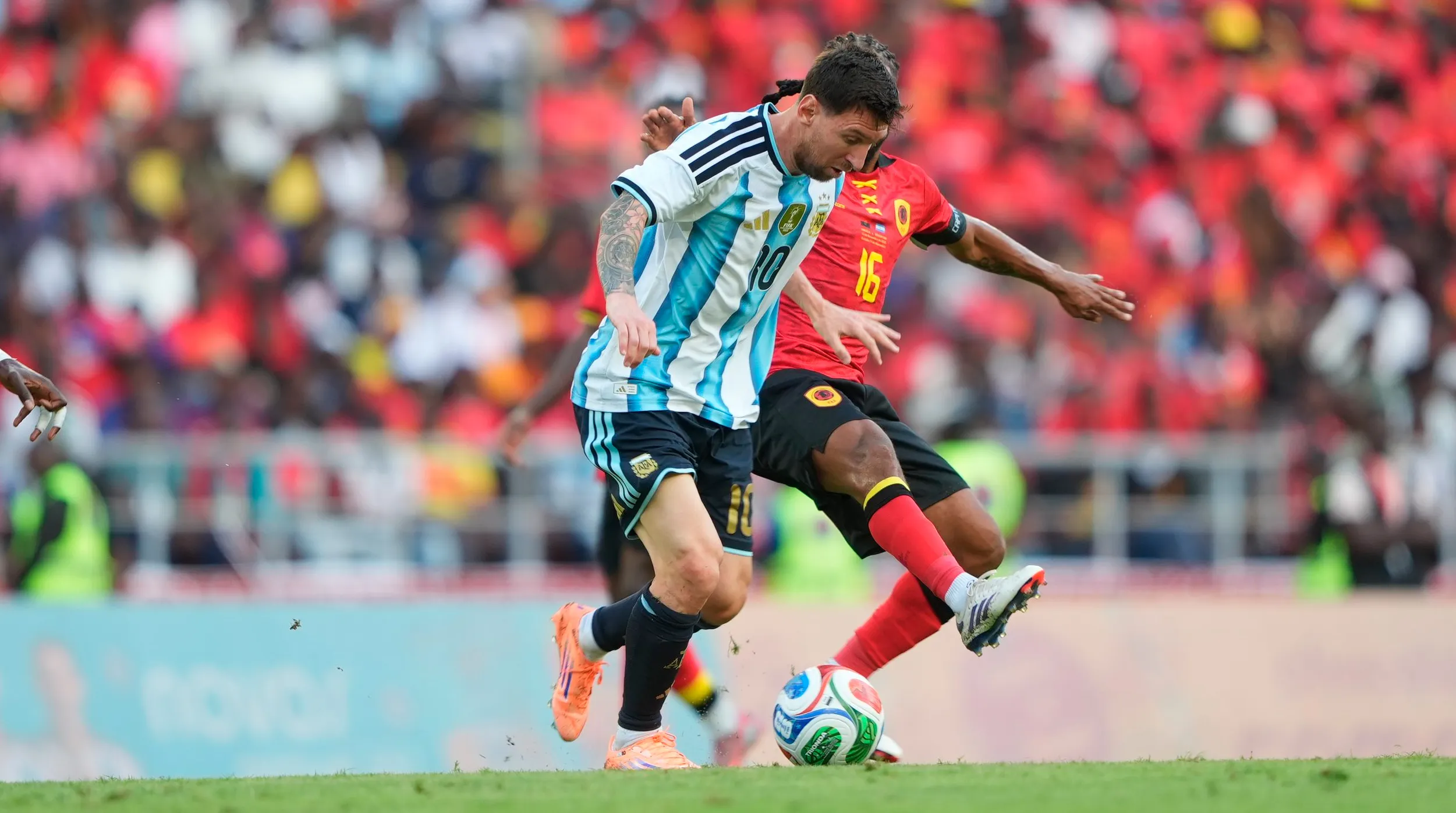 Lionel Messi en medio del triunfo de Argentina sobre Angola. (Prensa AFA)