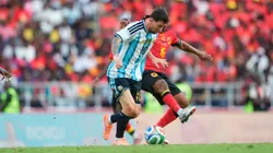 Lionel Messi en medio del triunfo de Argentina sobre Angola.