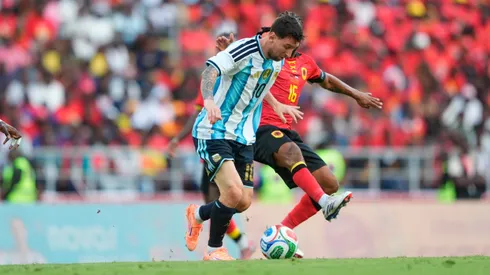 Lionel Messi en medio del triunfo de Argentina sobre Angola.