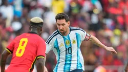 Lionel Messi en medio del triunfo de Argentina sobre Angola.