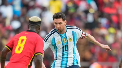 Lionel Messi en medio del triunfo de Argentina sobre Angola.