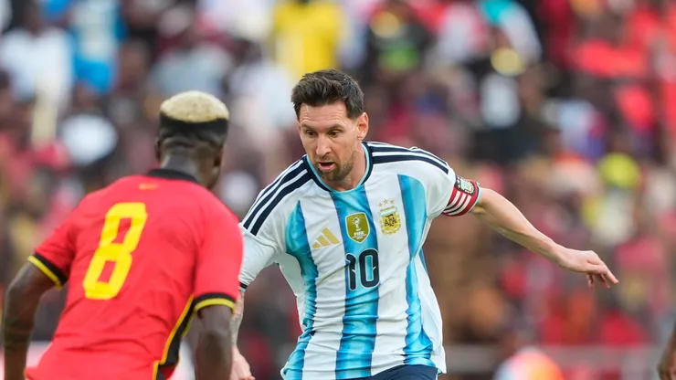 Lionel Messi en medio del triunfo de Argentina sobre Angola.