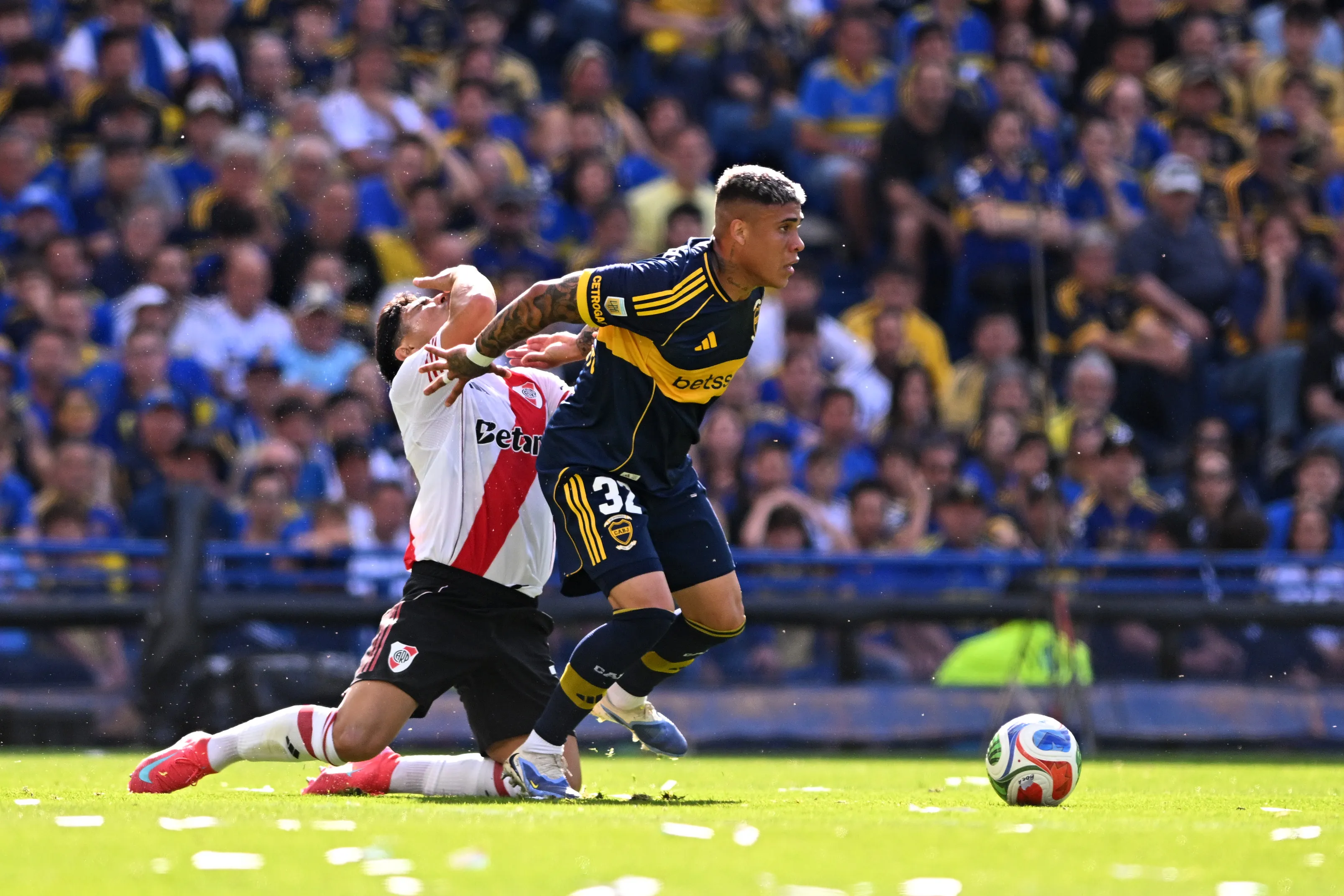 Ayrton Costa, defensor de Boca durante el Superclásico ante River. (Getty Images)