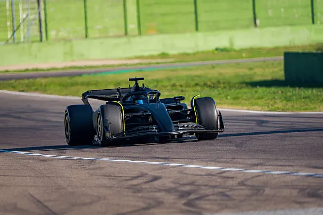 Con una Ferrari SF23, Checo Pérez completó los primeros tests de Cadillac.