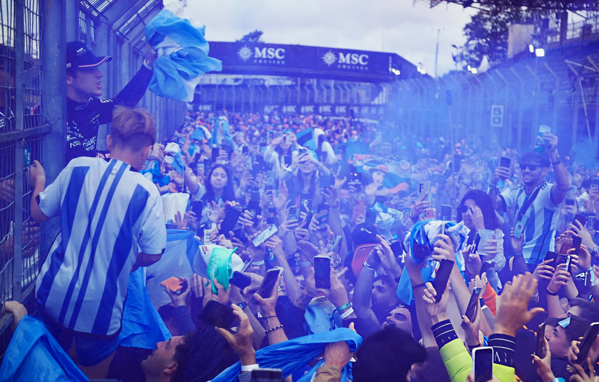 Los fanáticos argentinos colapsaron Interlagos por Colapinto. (AFP)