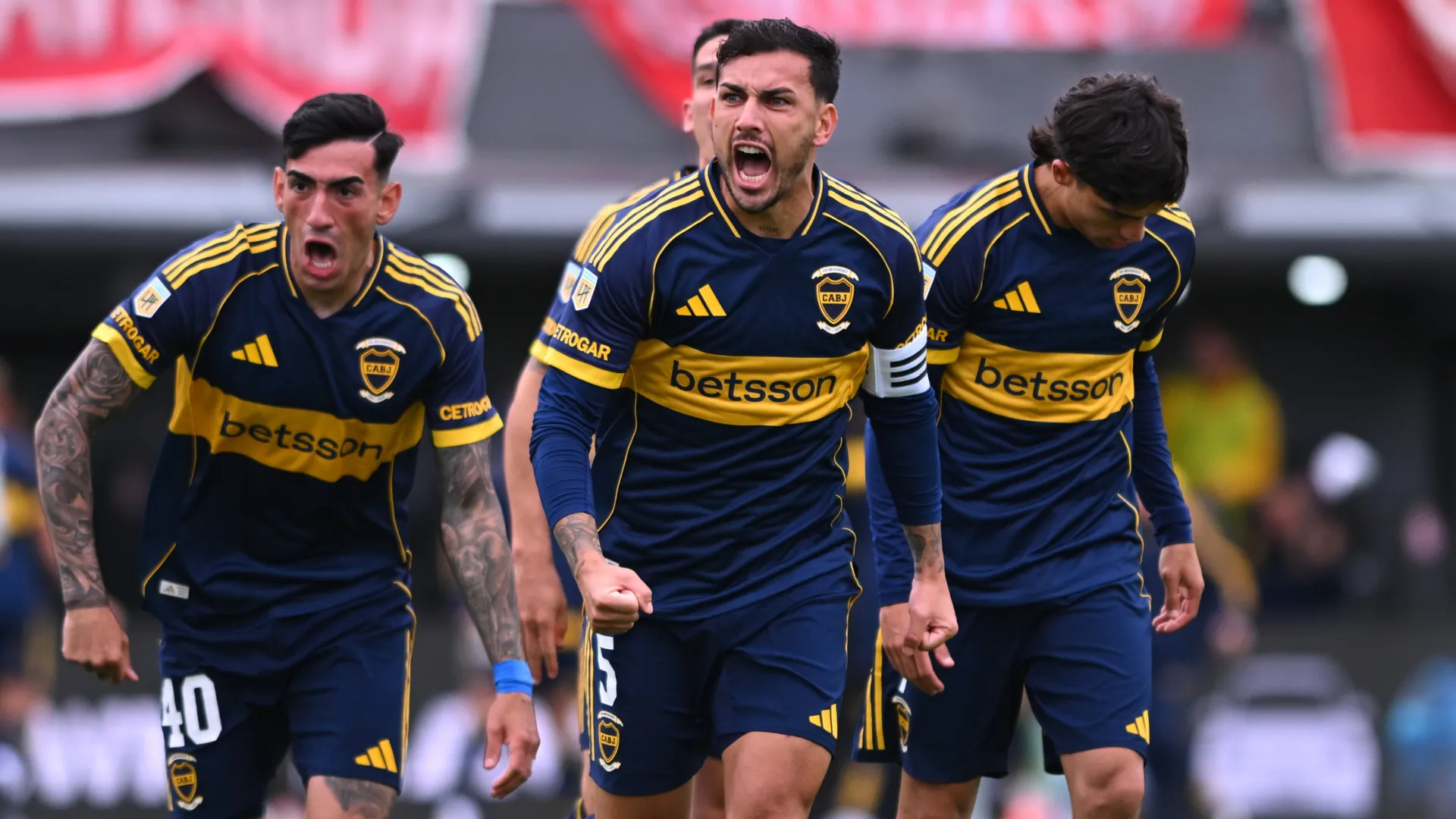 Leandro Paredes junto a Lautaro Di Lollo y Exequiel Zeballos, jugadores de Boca Juniors.
