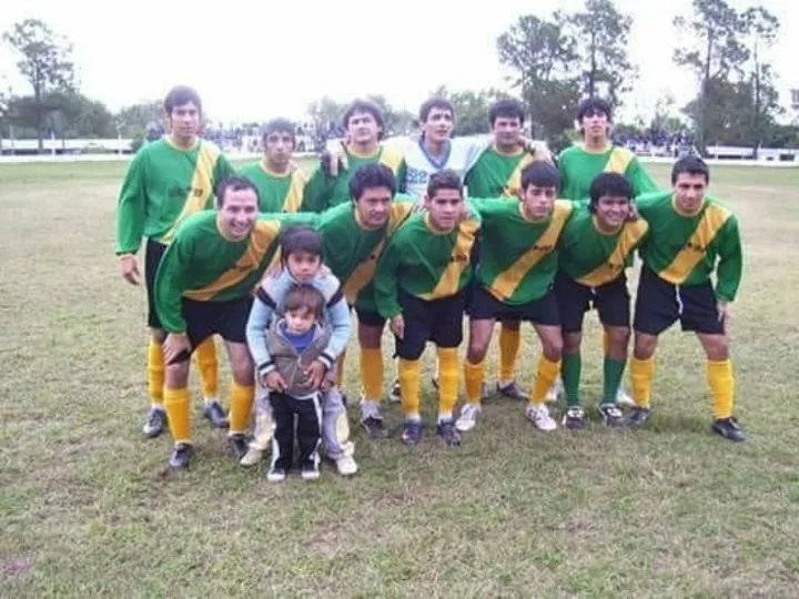 Maxi Meza, su papá Eduardo y con otra ropa los menores: Juan Cruz y Franco. Foto archivo.