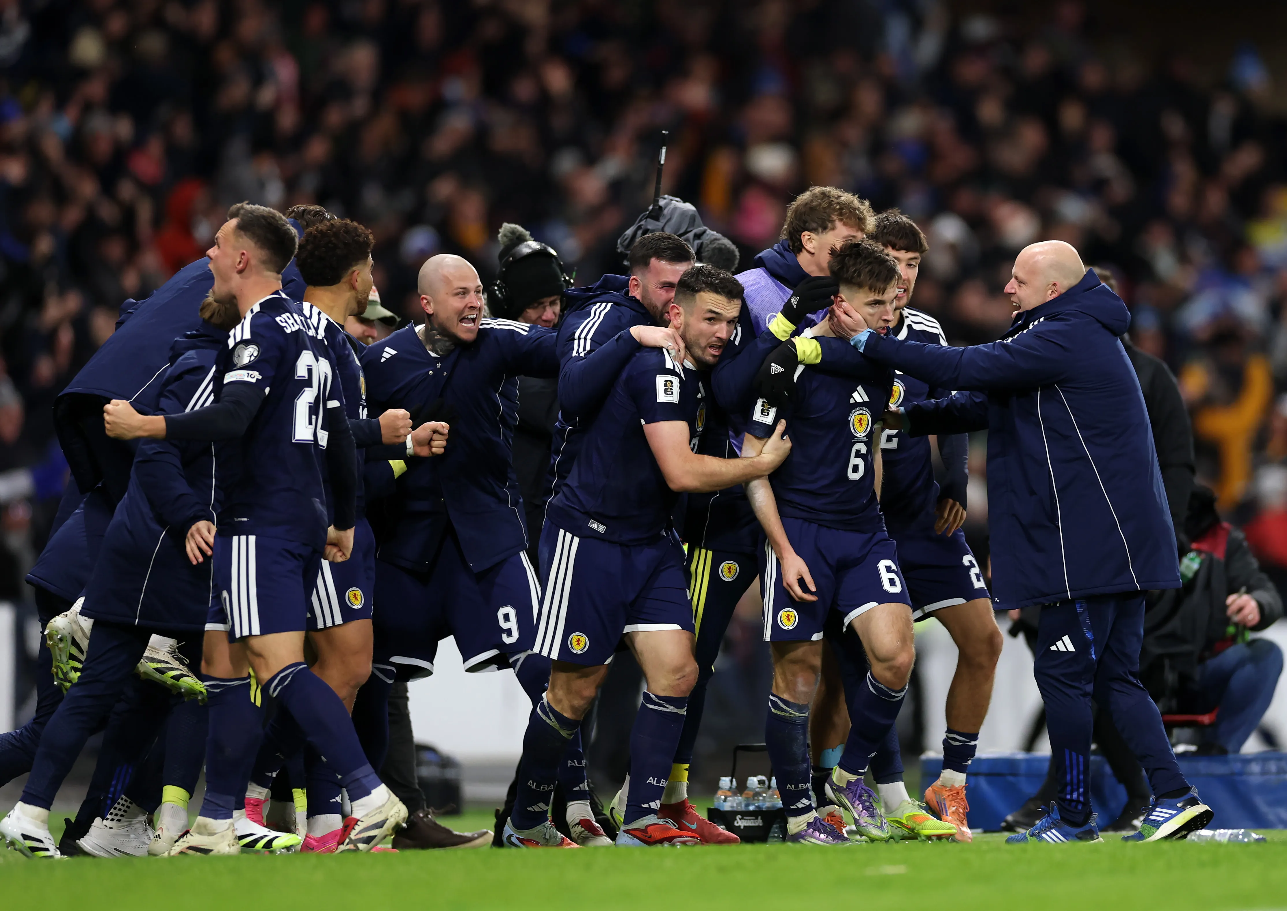 Escocia celebra el gol de Tierney, que le dio la clasificación al Mundial 2026 (Getty)
