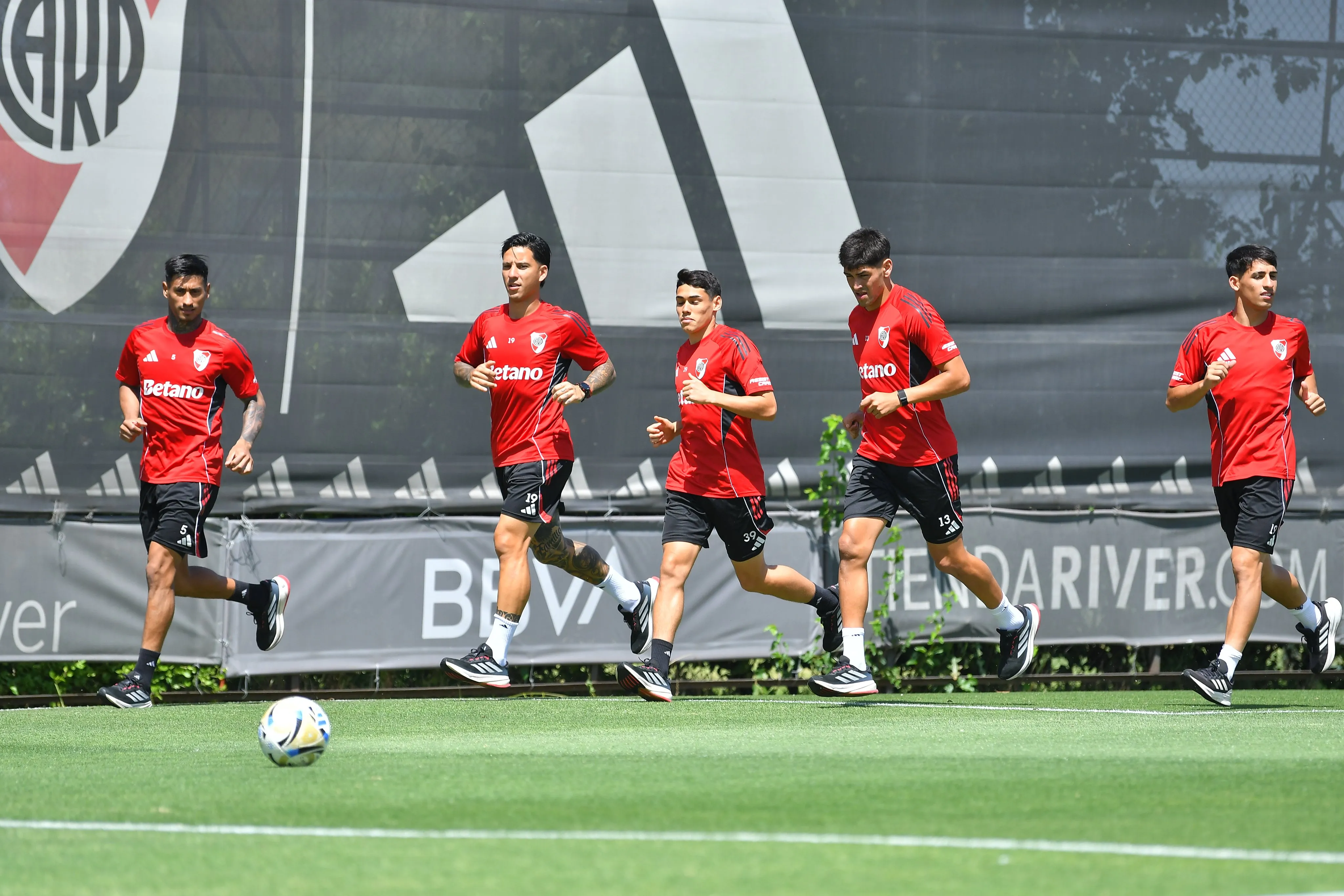 River se pone a punto para visitar a Racing. (River en X).