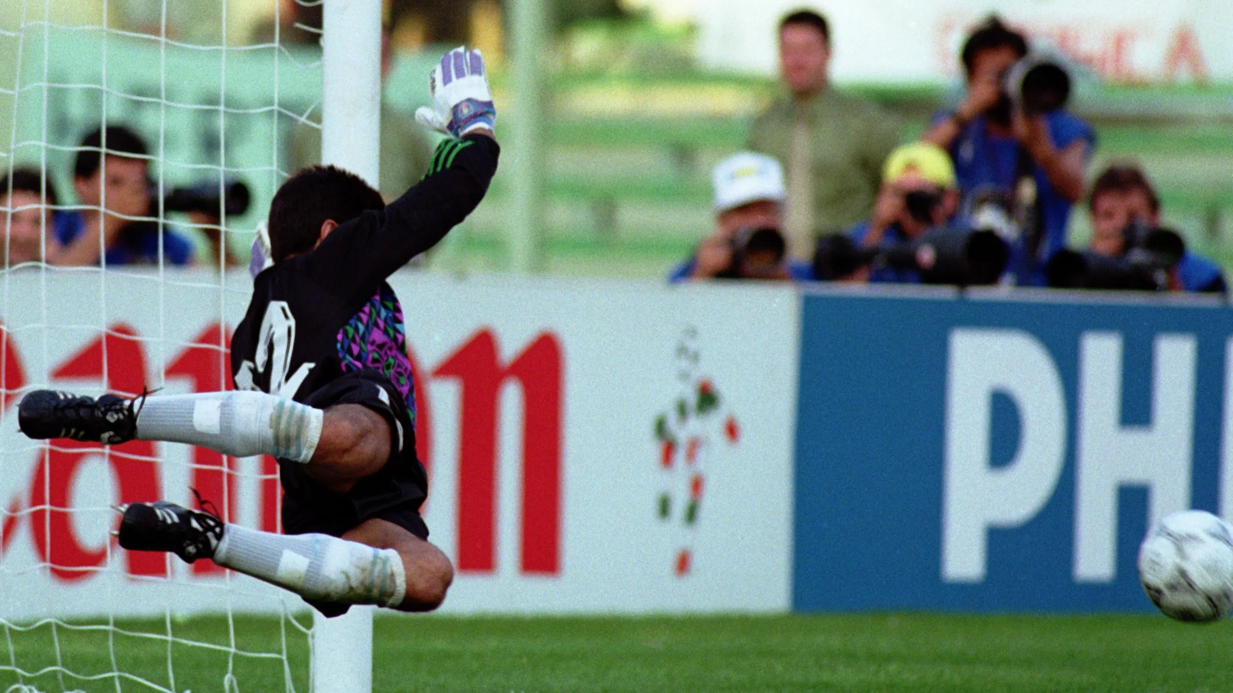 Acá ante Yugoslavia, después frente a Italia: los penales que atajó el Vasco fueron la clave para que Argentina llegara a la final de Italia 90. (Foto: Getty)