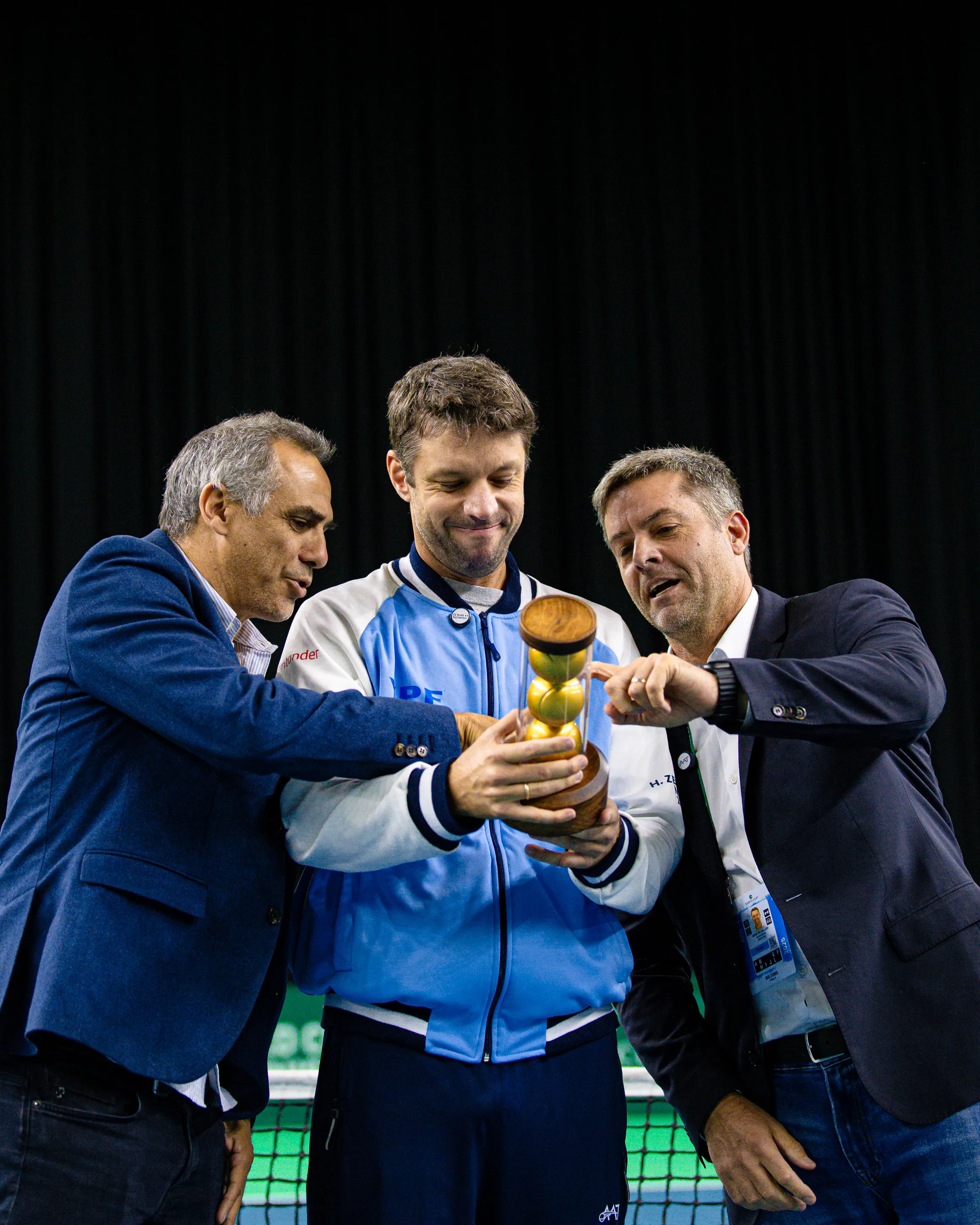 Zeballos y la emoción del reconocimiento. Foto AAT.