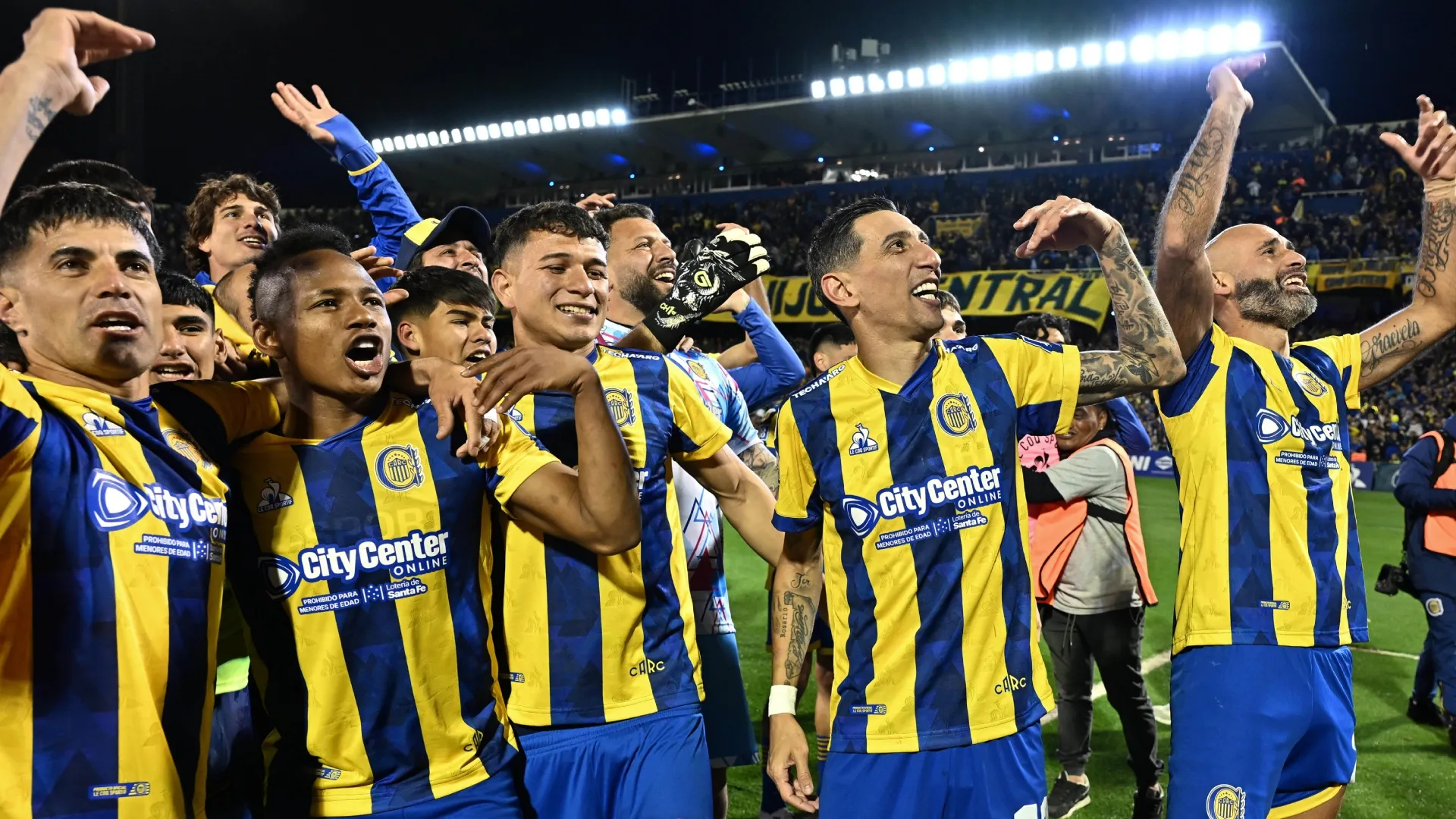 Los jugadores de Rosario Central celebrando el clásico ante Newell’s.