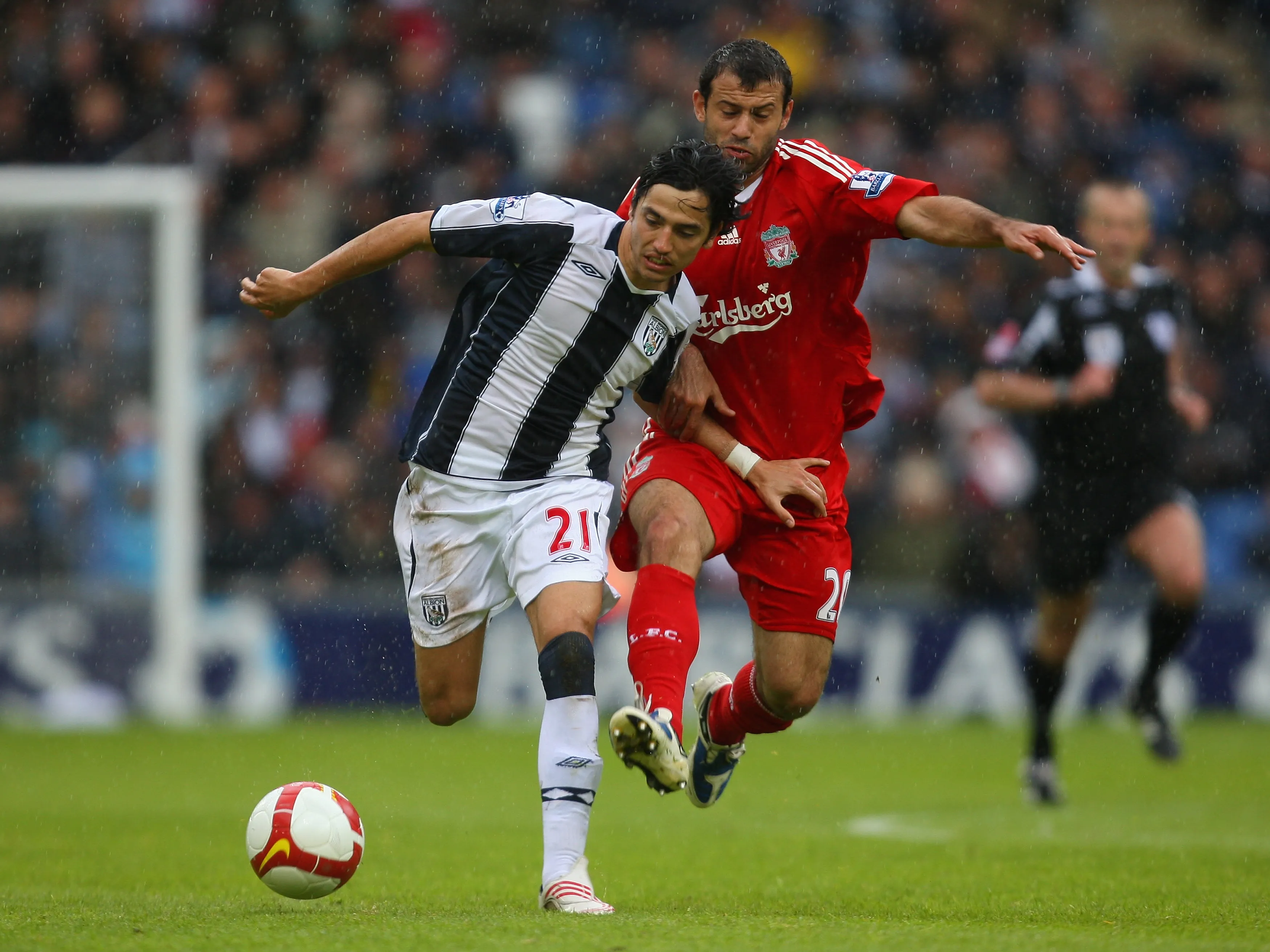 Menseguez ante Mascherano, que por entonces juagaba en Liverpool. (Foto: Getty).