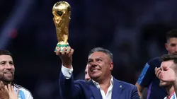 Claudio Tapia levantó como un jugador más la Copa del Mundo en Qatar 2022