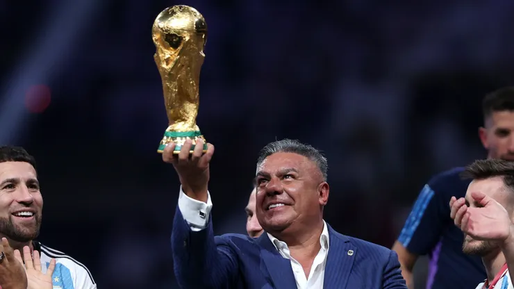 Claudio Tapia levantó como un jugador más la Copa del Mundo en Qatar 2022