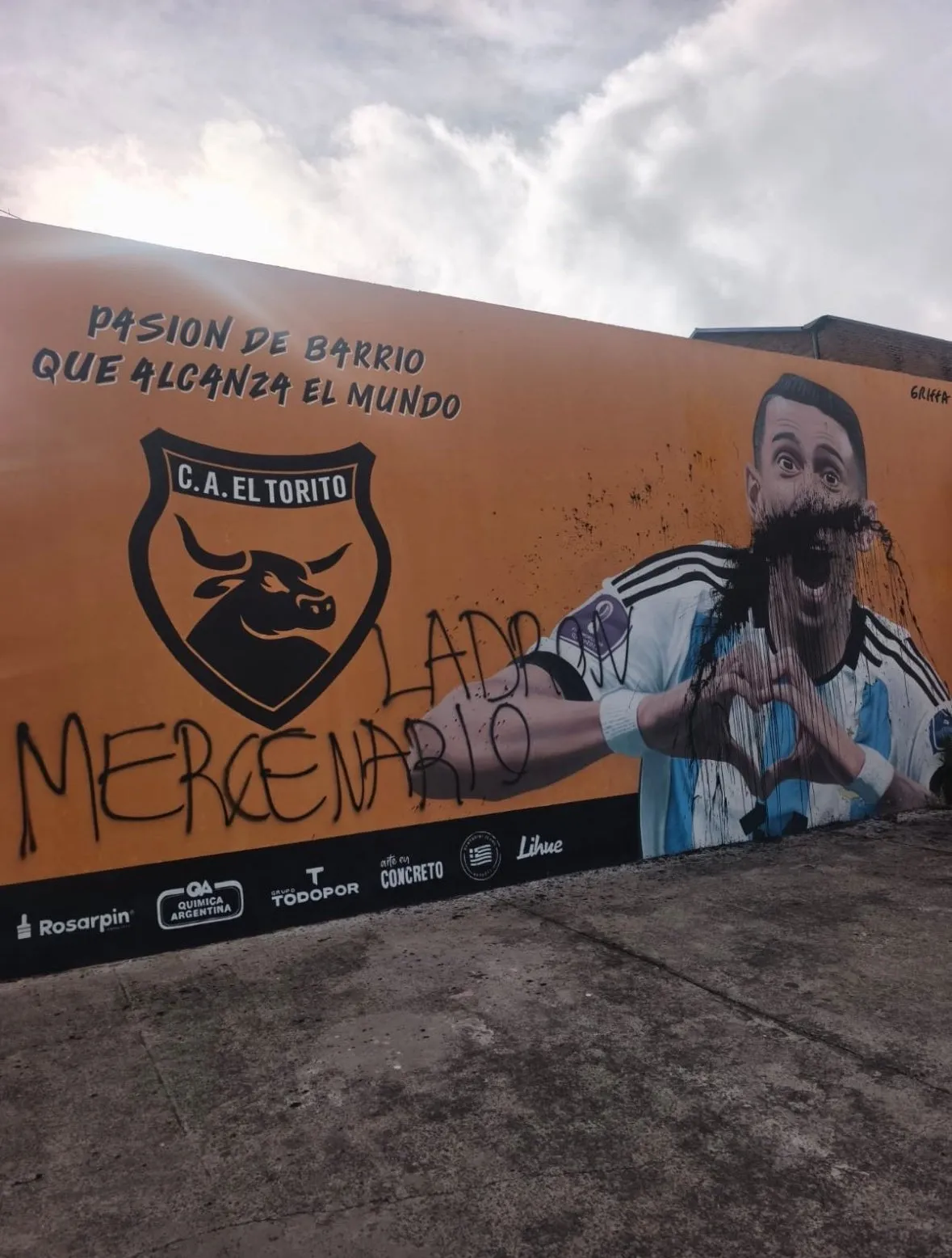 El mural de Di María en El Torito amaneció vandalizado (@EmiNunia4).