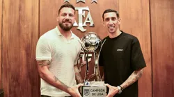 Fatura Broun y Di María junto al título de liga que ganó Rosario Central.