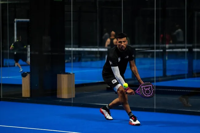 Garay jugando al páden en su propio club (@ezequielgaray24).