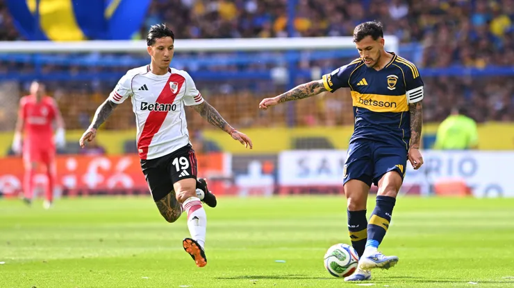 Leandro Paredes y Sebastián Driussi durante el último Superclásico entre Boca y River.