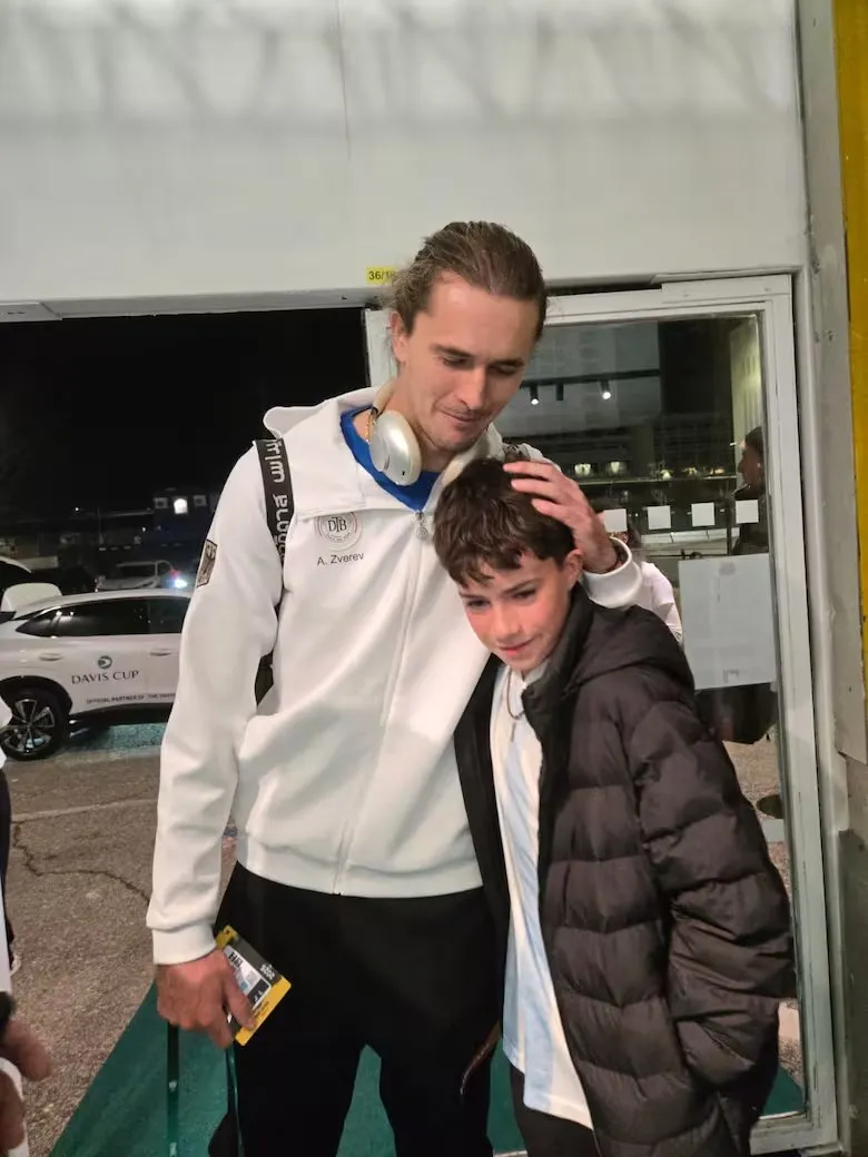 Zverev junto a Stefano Frana. (Foto: La Nación).