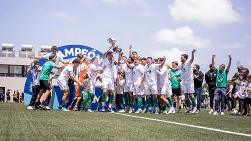 Deportivo LSM, el equipo de Suárez y Messi, festejando el ascenso.