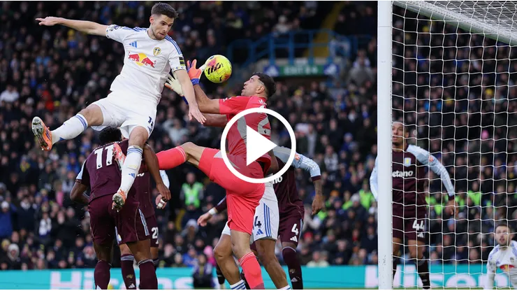 Dibu Martínez pidió falta en el gol de Leeds.