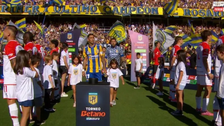 El pasillo de honor de espaldas de Estudiantes a Rosario Central.