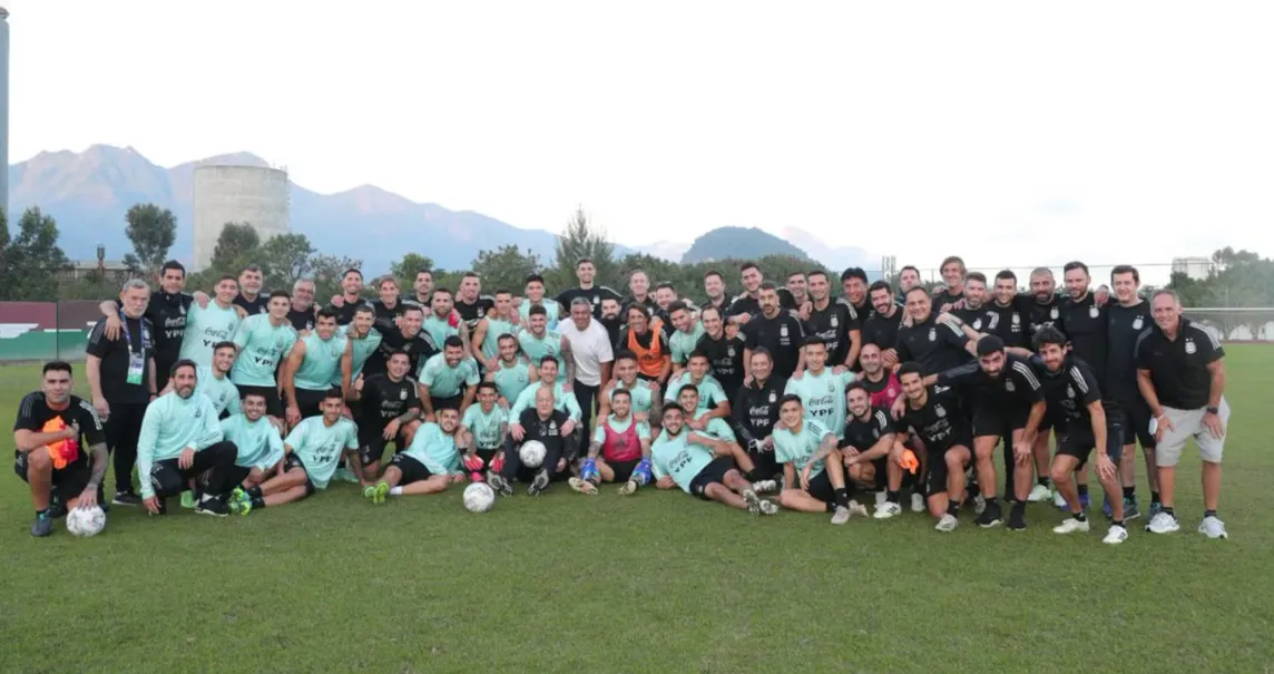 Messi abrazando a Souto (abajo en el medio) en una convocatoria de la Selección Argentina en 2021.