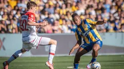 En medio de su duelo por octavos, Estudiantes chicaneó a Central.