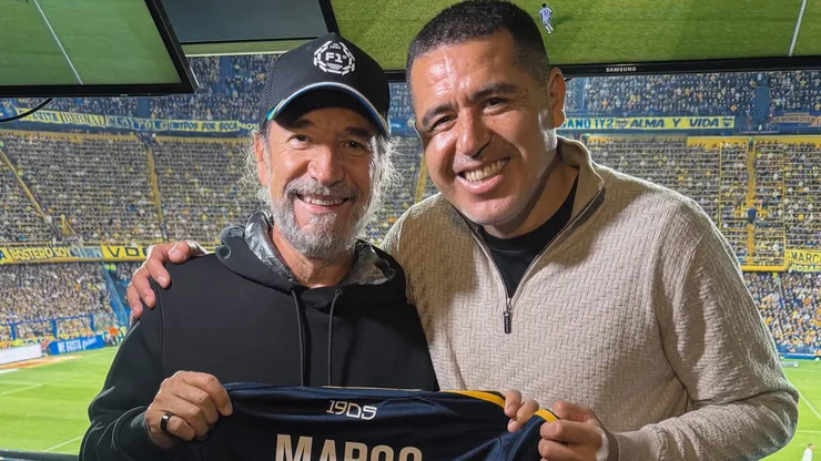Juan Román Riquelme, junto al cantante Marco Antonio Solís.
